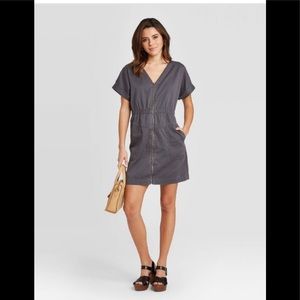 Universal Thread 
Women's Short Sleeve V-Neck
